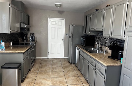 Whitney Villa | Spacious 4-bedroom home with refreshing pool. AC and WiFi in vibrant Las Vegas