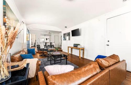 Fairfax District Apartment | Spacious 4 bedroom home by Melrose and 10 minutes to Hollywood Walk of Fame