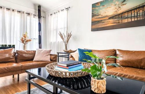 Fairfax District Apartment | Spacious 4 bedroom home by Melrose and 10 minutes to Hollywood Walk of Fame
