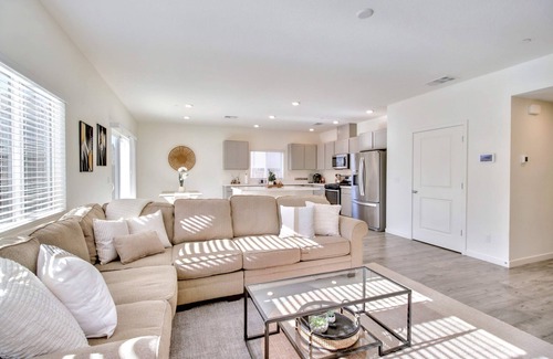 Pleasant Grove House | Spacious 4-bedroom house in charming Roseville for Mid-Term Rental
