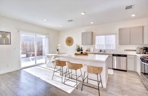 Pleasant Grove House | Spacious 4-bedroom house in charming Roseville for Mid-Term Rental