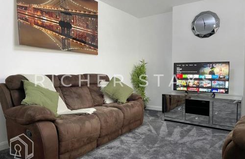 Havering House | Spacious 4-Bedroom Home, Driveway & Garden
