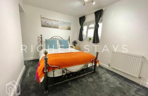 Havering House | Spacious 4-Bedroom Home, Driveway & Garden