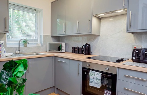 Horton House | Spacious 4 Bedroom Home with Parking Near Heathrow