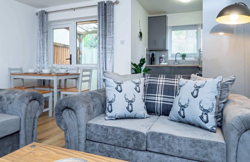 Horton House | Spacious 4 Bedroom Home with Parking Near Heathrow