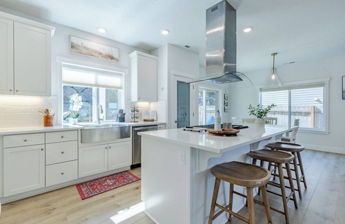 Eugene House | Spacious 4-bedroom home with A/C and WiFi in charming Eugene, Near Duck Stadium!