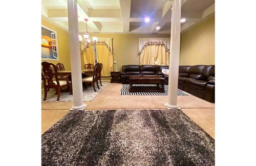 Merced House | Spacious 4 bedroom Home in Merced - free parking