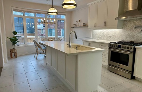 Oakville House | Spacious 4-bedroom house in Oakville with AC, WiFi