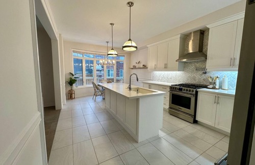 Oakville House | Spacious 4-bedroom house in Oakville with AC, WiFi