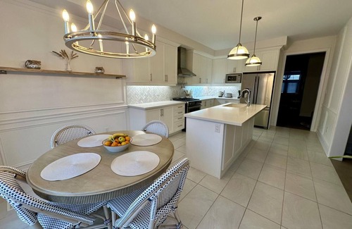 Oakville House | Spacious 4-bedroom house in Oakville with AC, WiFi