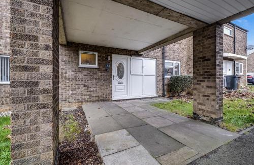 Corby House | Spacious 4 Bedroom House private parking