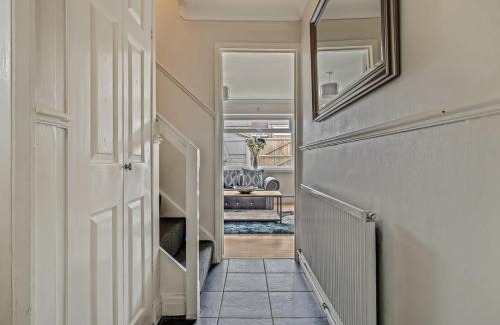 Corby House | Spacious 4 Bedroom House private parking