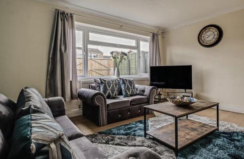 Corby House | Spacious 4 Bedroom House private parking