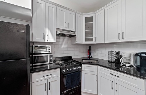 Crown Heights House | Spacious 4-bedroom house in vibrant Brooklyn with WiFi and AC