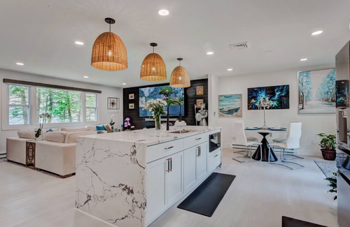 Guilford House | Spacious 4-bedroom house with AC, WiFi in welcoming Guilford