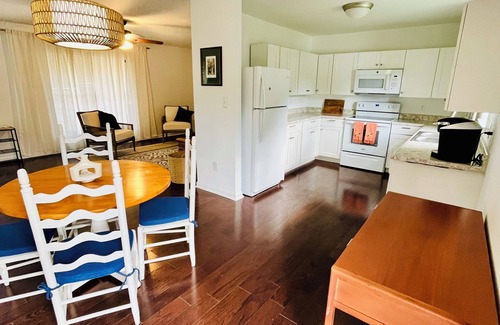 Belmont Historic District House | Spacious 4-bedroom house in charming Belmont with WiFi and AC