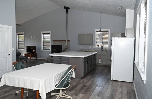 Council House | Spacious 4-bedroom house in charming Council with WiFi, AC, 80% ADA compliant.