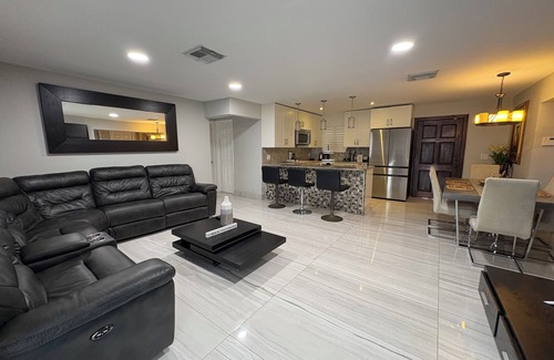 Hialeah House | Spacious 4-bedroom house with WiFi and AC in city 5 minutes from MIA Airport