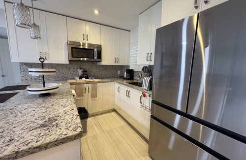 Hialeah House | Spacious 4-bedroom house with WiFi and AC in city 5 minutes from MIA Airport