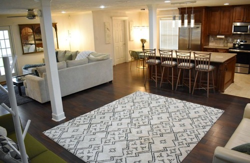Westbury House | Spacious 4-bedroom house in Houston 20 mins to downtown, with Hot tub