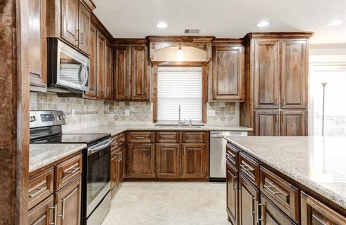 Westbury House | Spacious 4-bedroom house in Houston 20 mins to downtown, with Hot tub