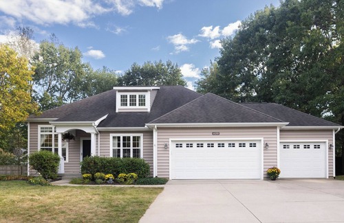 Portage House | Spacious 4 Bedroom House with Hot Tub in Portage