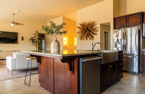 Greenacres House | Spacious 4-bedroom house with WiFi and AC in charming Shafter