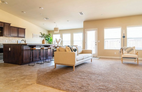 Greenacres House | Spacious 4-bedroom house with WiFi and AC in charming Shafter