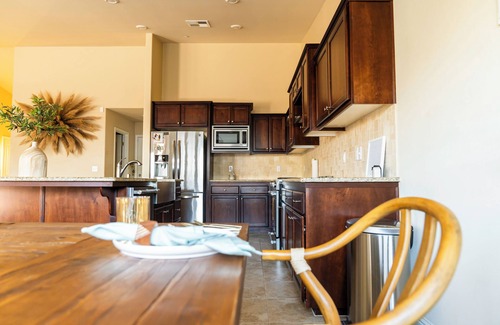 Greenacres House | Spacious 4-bedroom house with WiFi and AC in charming Shafter