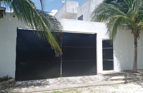Alfredo V. Bonfil House | Spacious 4-bedroom house with 2 pools, AC in enchanting Cancún