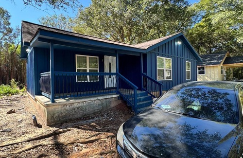 Constitution House | Spacious 4-bedroom house in beautiful Atlanta with AC