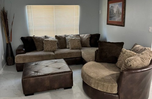 Constitution House | Spacious 4-bedroom house in beautiful Atlanta with AC