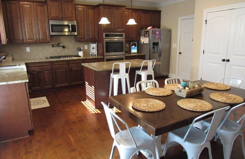 Evans House | Spacious 4-bedroom house in golf course neighborhood, sleeps 8+