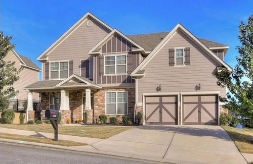 Evans House | Spacious 4-bedroom house in golf course neighborhood, sleeps 8+