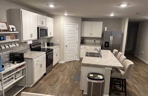 Foley House | Spacious 4-bedroom house with WiFi and AC in lovely Foley