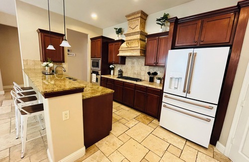 Fresno House | Spacious 4-bedroom house with pool and spa in north Fresno