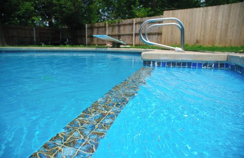 Norman House | Spacious 4-bedroom house with WiFi, AC swimming pool in charming Norman