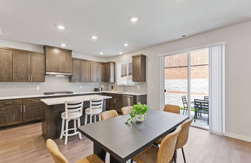 Bull Mountain House | Spacious 4-bedroom house with WiFi and AC in nice Tigard #42375