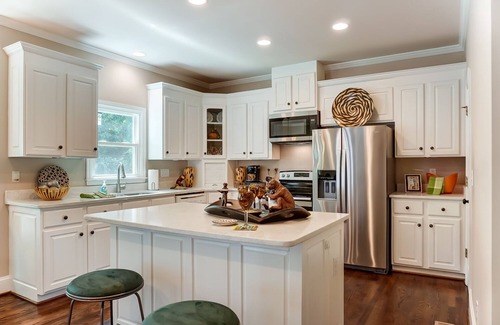 Sherwood Forest House | Spacious 4 Bedroom in Prime Location!