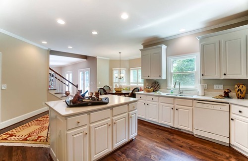 Sherwood Forest House | Spacious 4 Bedroom in Prime Location!