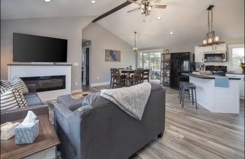 Luck House | Spacious 4 bedroom Lake View Cottage with another Cabin down street!