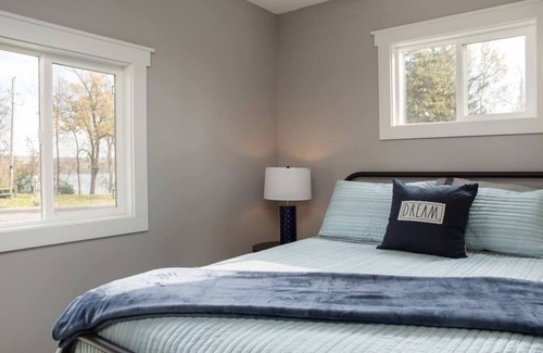 Luck House | Spacious 4 bedroom Lake View Cottage with another Cabin down street!