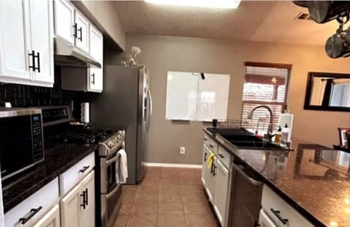 Westgate Heights House | Spacious 4 Bedroom Oasis with Pool Table, Backyard Paradise,🥶AC, and Fast WiFi!