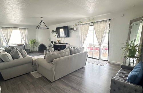 Northeast Heights House | Spacious 4-bedroom house with Refrigerated AC and WiFi in superb NE Albuquerque