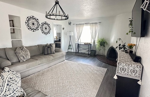 Northeast Heights House | Spacious 4-bedroom house with Refrigerated AC and WiFi in superb NE Albuquerque