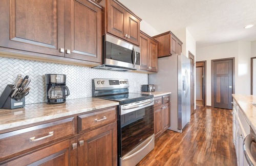 Spirit Lake House | Spacious 4-bedroom House close to Outdoor Pool