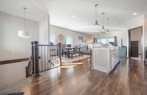Spirit Lake House | Spacious 4-bedroom House close to Outdoor Pool