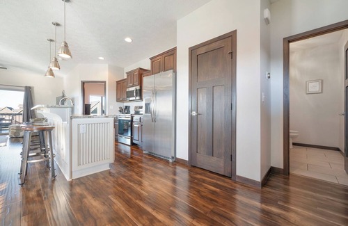 Spirit Lake House | Spacious 4-bedroom House close to Outdoor Pool
