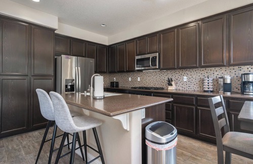 Bakersfield House | Spacious 4 Bedroom Haven