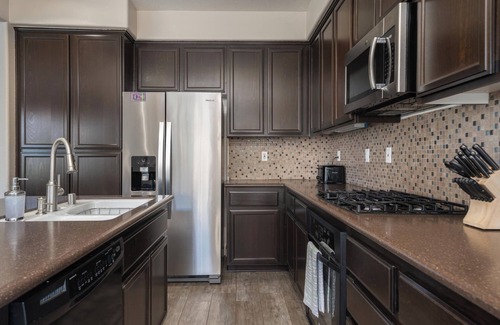 Bakersfield House | Spacious 4 Bedroom Haven